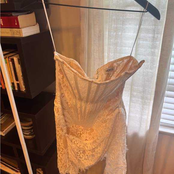 Elegant White Lace Strapless Dress - Picture 3 of 6